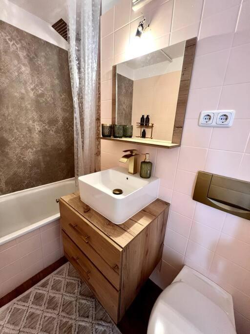 Bali Home Stylische Wohnung Mit Terrasse Schönefeld Zewnętrze zdjęcie